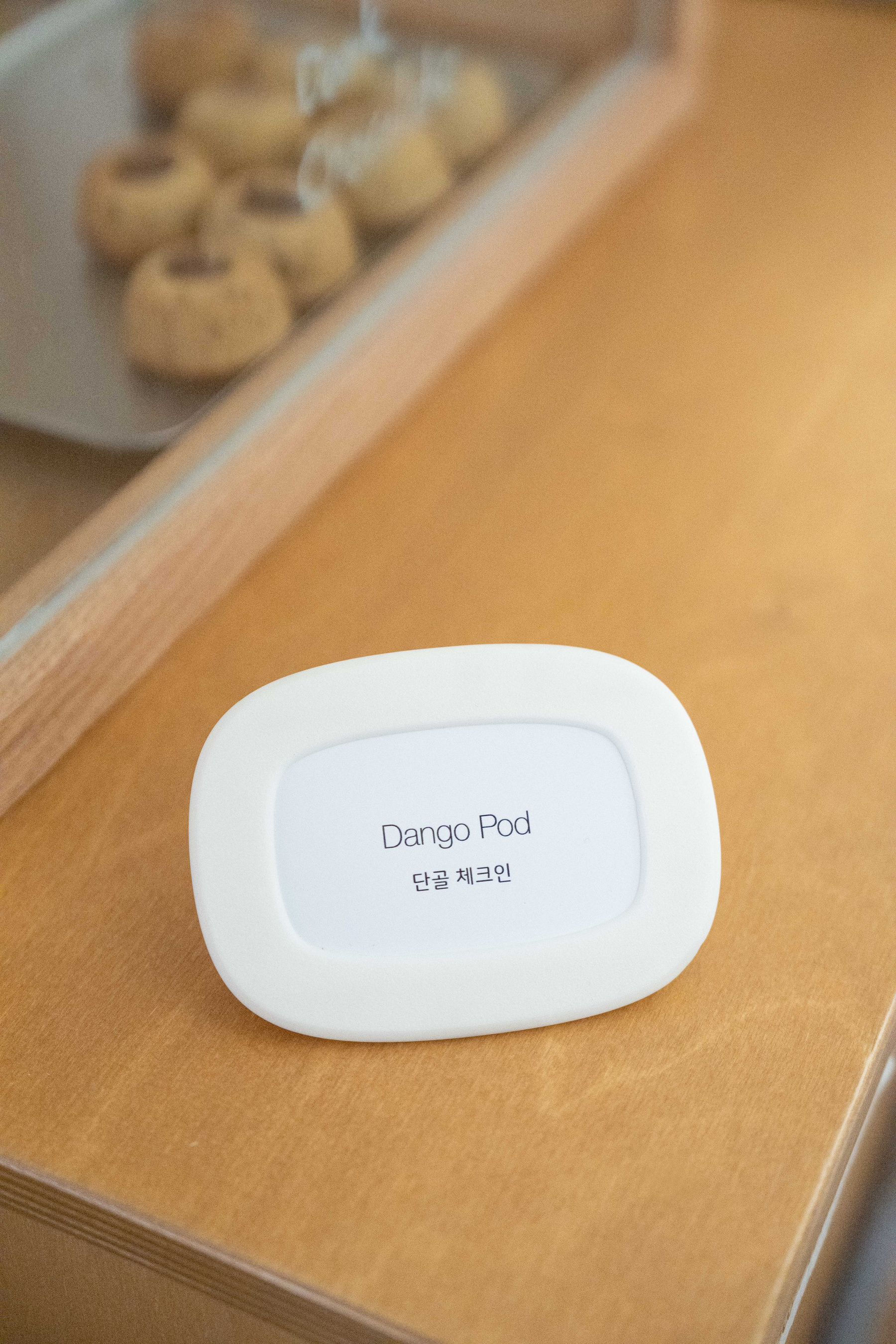 가게 카운터 위, 단골 체크인이 표시된 Dango Pod